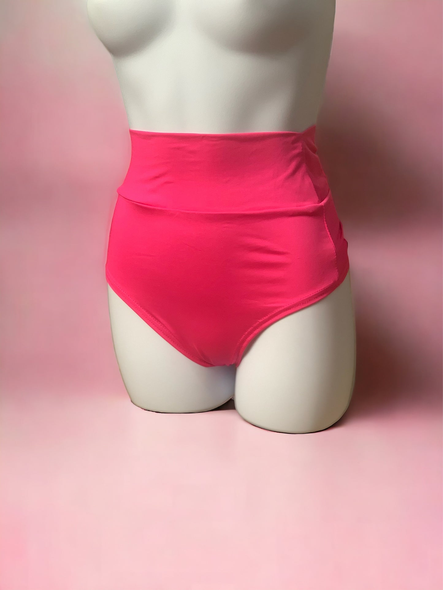 Scrunch bum pole shorts